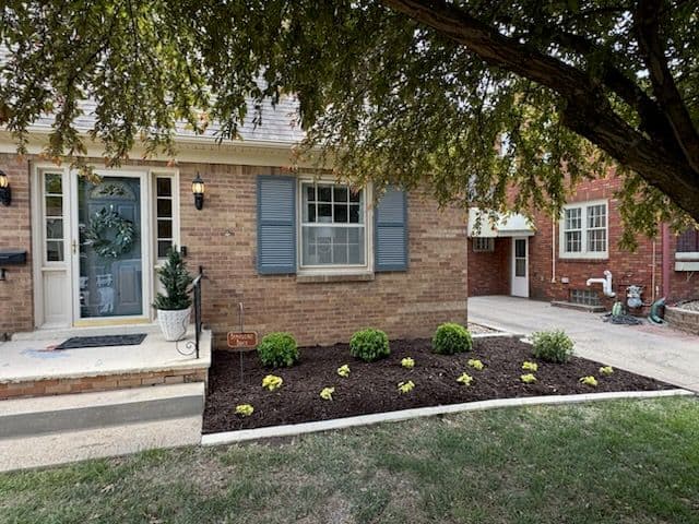 Gallery photos for Beautiful Front Yard Overhaul in Des Moines: Image #2